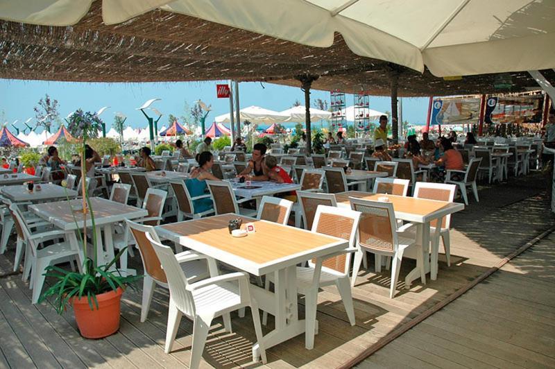 Vela Hotel Restaurant Golem  Exterior photo