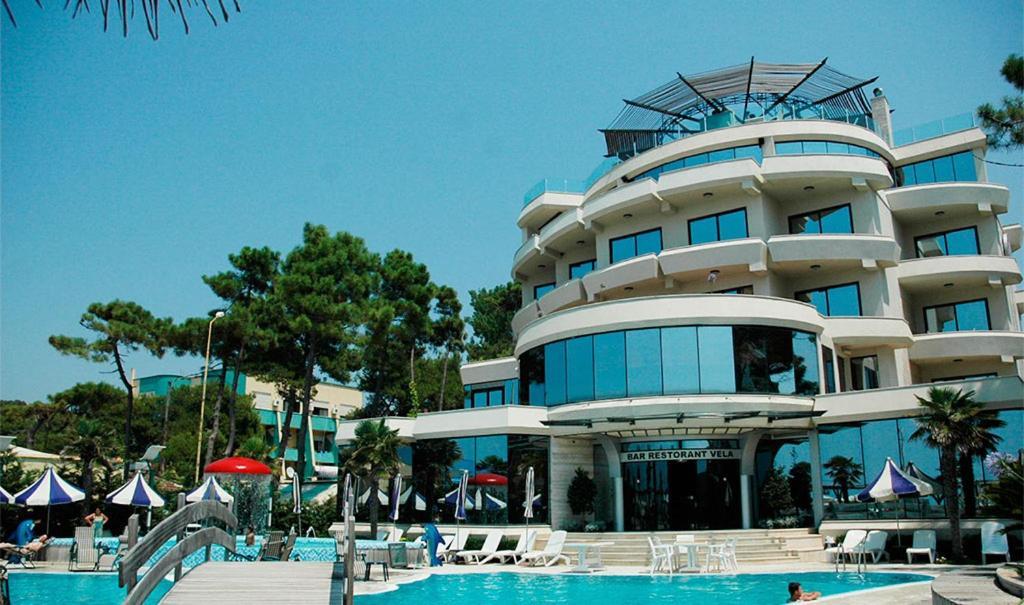 Vela Hotel Restaurant Golem  Exterior photo