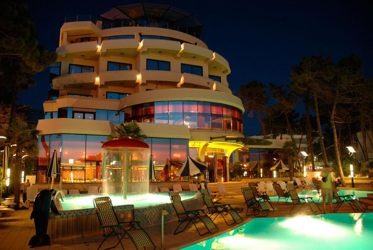 Vela Hotel Restaurant Golem  Exterior photo
